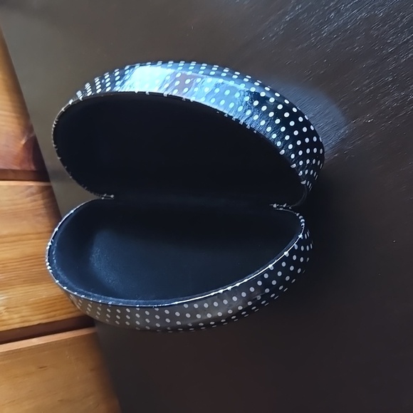 $5 SALE!! DOMED HARDSHELL SUNGLASSES CASE - Picture 4 of 4